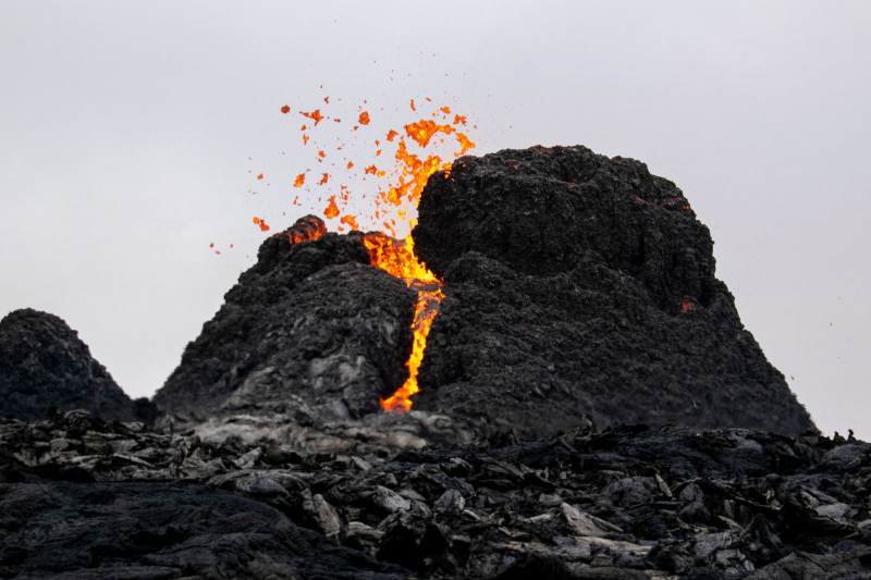 Блогер пролетел на дроне прямо над извергающимся вулканом в Исландии. Видео – огонь (в прямом смысле)