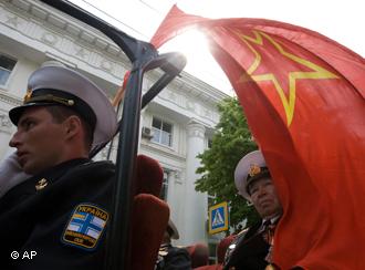 В Украине - сворачивают советские флаги