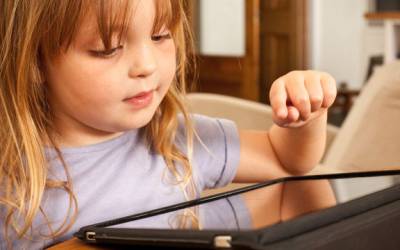 Девочка, которой всего 4 года, нуждается в лечении от iPad зависимости