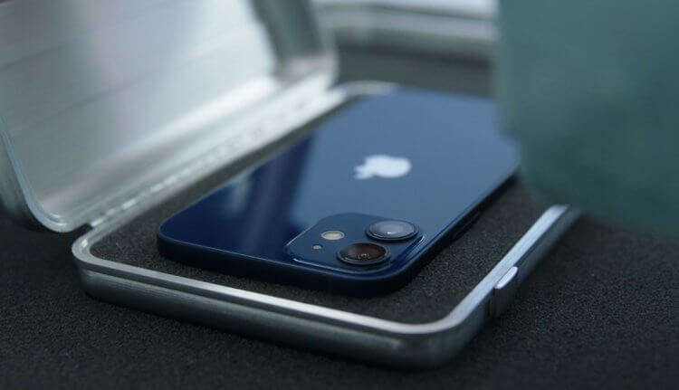 Apple убрала наушники и зарядку из комплекта iPhone 12 