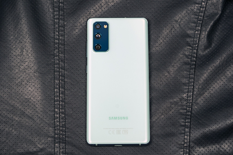Разобрался с Samsung Galaxy S20 FE. Зачем он (не) нужен?