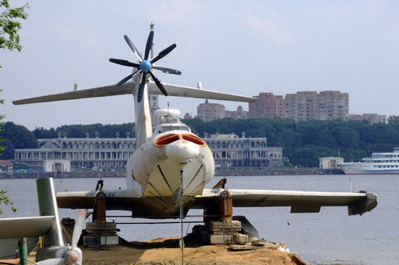 Эти самолёты-корабли из СССР могли летать по воде. Но планы рухнули, а техника ржавеет