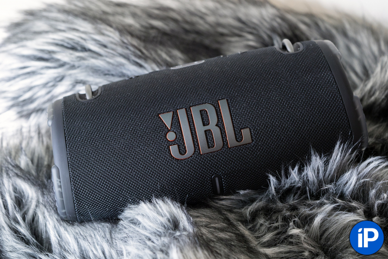 JBL Xtreme 3 сносит крыши звуком и басом. Повесил на плечо и зажёг район