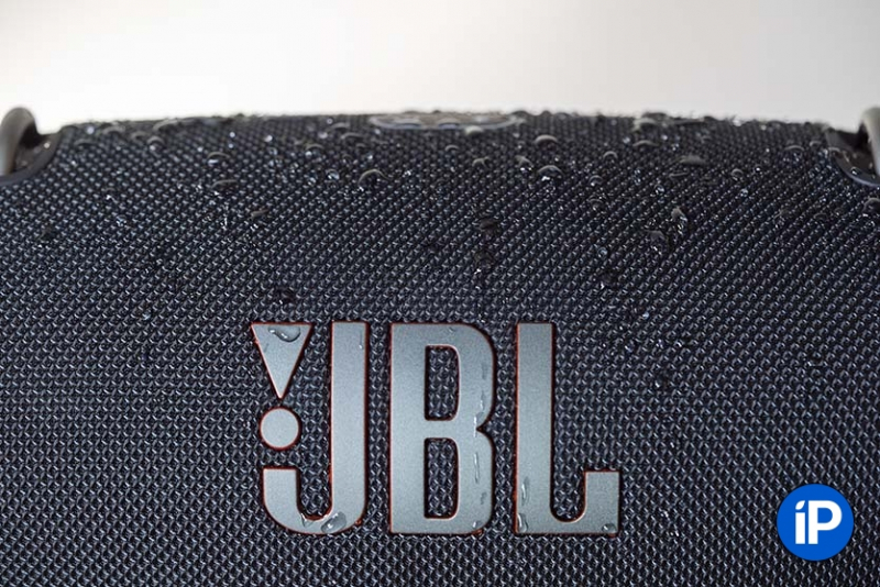 JBL Xtreme 3 сносит крыши звуком и басом. Повесил на плечо и зажёг район