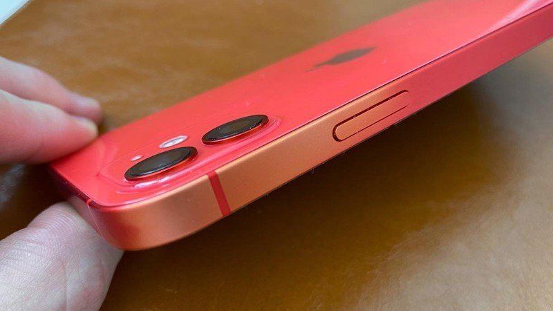 
            Фото дня: корпус вашего ярко-красного iPhone может потерять цвет
    
