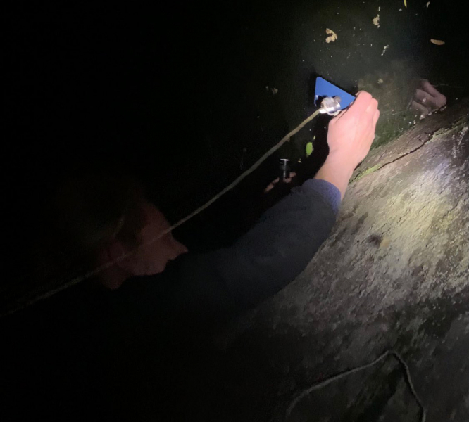 Мужчина из Берлина с помощью MagSafe вытащил iPhone 12 со дна реки. Смартфон жив