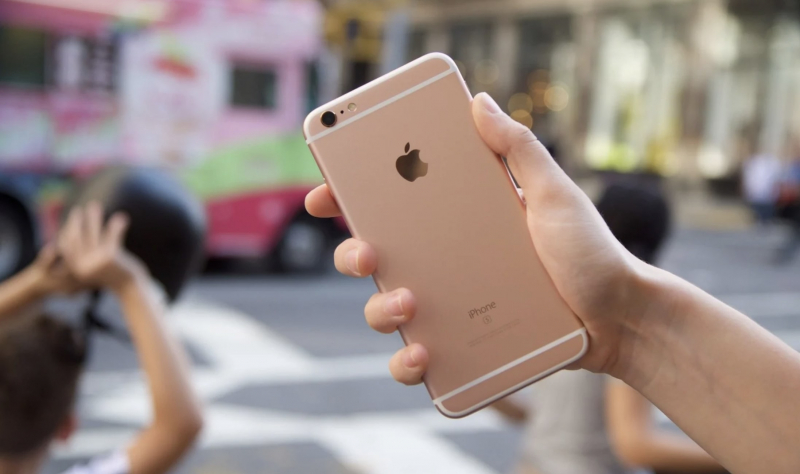 Правда ли, что Apple специально замедляет старые iPhone. Все факты