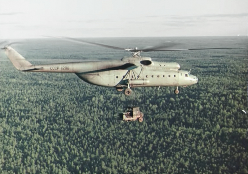 Гигантский вертолёт из СССР бил рекорды и перевозил ядерные ракеты. Он напугал Париж, но всё зря