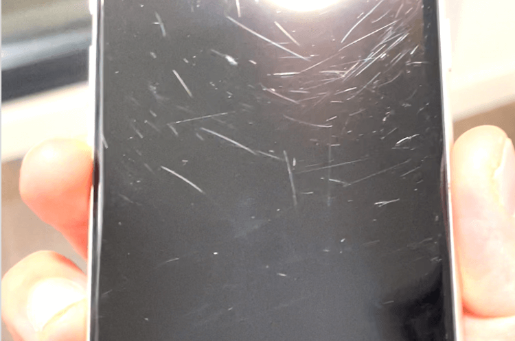 С нового iPhone 12 Pro слезает краска? Он режет руки? Мы проверили 