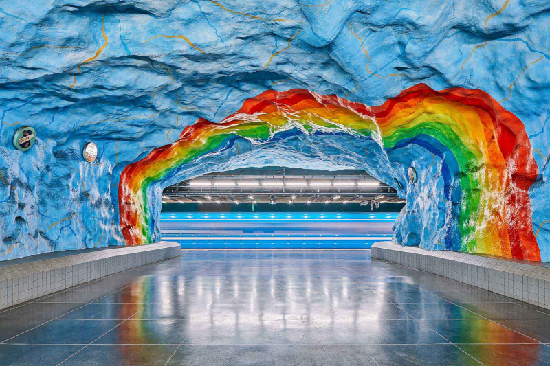 Станции метро в Стокгольме расписали знаменитые художники. Фотограф ждал, когда все уйдут, чтобы это снять