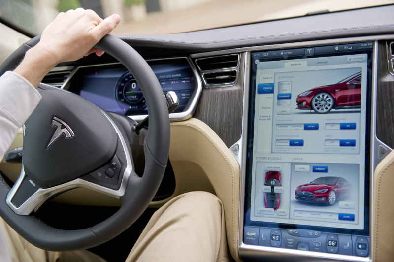 Власти США просят Tesla отозвать 158 тысяч автомобилей из-за проблем с экраном